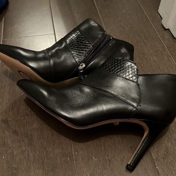 Adrienne Vittadini black ankle heeled bootie 8.5 never worn - Picture 6 of 8